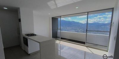En unidad cerrada con un área de 60 mt²2 Alcobas (Alcoba Principal con Vestier y Baño, 1 Alcoba con Closet) 1 Baño Social, Balcón, Salón Comedor, Cocina Integral, Vista Panorámica, Zona de Ropas, Red de Gas y Calentador.Parqueadero Cubierto + Cuarto Útil.Conjunto cerrado con portería 24 horas, Circuito Cerrado TV, Ascensor, Citófono, Gimnasio, Juegos Infantiles, Salón Social, Salón de Juegos, Piscina, Turco/Sauna, Shut de Basuras y Zonas Verdes.Inmueble cercano a Instituciones Educativas, Transporte Publico, Parques Cercanos, Vía Principal, Supermercados, Zona Residencial.