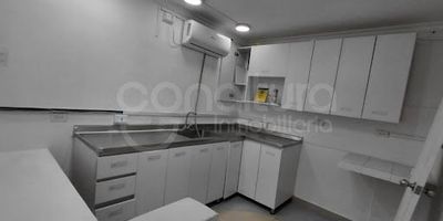 472-8182 Conaltura Inmobiliaria ofrece en arriendo esta amplia casa comercial de 110 m², ubicada en el corazón del Poblado, una de las zonas más exclusivas y de mayor valorización de Medellín. El inmueble cuenta con 3 espacios amplios, 2 baños, cocina integral, iluminación natural y excelentes acabados, ideal para oficinas, consultorios o negocios que requieran una ubicación estratégica y de alto flujo comercial. Está situada cerca del Centro Comercial Santa Fe, Milla de Oro, estación del Metro Aguacatala y con acceso a múltiples rutas de transporte, lo que garantiza gran visibilidad y conectividad