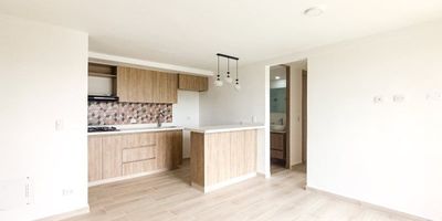 Te ofrecemos este apartamento en unidad cerrada en el sector de Rionegro, de 52 mts aproximados. Es el espacio ideal para tu familia, brindándote seguridad y tranquilidad. El inmueble cuenta con sala comedor, 3 alcobas con 3 clósets, cocina integral, 1 baño cabinado y 1 lavamanos, zona de ropas y balcón. Los pisos son de cerámica. La unidad es completa y te ofrece piscina, sauna, turco, salón social, ascensor, juegos infantiles, shute de basuras y portería las 24 horas.