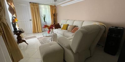 ¡Se vende casa en unidad cerrada en Belencito! 

Hermosa casa de 3 niveles ubicada en una unidad cerrada tranquila y segura, con portería 24 horas.
 Ubicación privilegiada: sobre la vía principal, con fácil acceso a transporte público — pasan varias rutas de buses y 2 integrados del metro.

 Características destacadas:

Unidad pequeña y muy tranquila

Excelente iluminación natural

Espacios cómodos y bien distribuidos

Ideal para familias que buscan comodidad y seguridad

 Contáctanos para más información o agendar una visita.
¡Tu nuevo hogar te espera en Belencito!