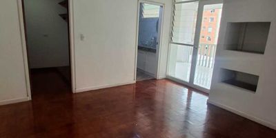 Se arrienda apartamento en Barrio Centro – Medellín, séptimo piso de 180m² distribuidos en: sala comedor amplia, cocina integral con isla, zona de ropas, piso en madera, calentador, tres balcones, un estudio, tres baños, cuatro habitaciones con closet y un linos. Estrato 4. Con parqueadero cubierto.

El inmueble destaca por su gran espacio, buena iluminación, hermosos acabados y buenas vistas. Está ubicado en un sector amigable, cerca a Parque de Bolivar, Avenida Oriental, Catedral Metropolitana de Medellín, Edificio APABI, entre otros establecimientos comerciales.

Este apartamento en el barrio centro de Medellín se arrienda por $3.000.000.