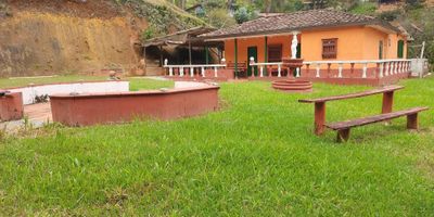 
 
  
   Finca con excelente terreno donde se puede desarrollar un proyecto de vivienda como se desee ya que cuenta con una área de 6.147 m2 aproximadamente, en un sector de alta valorización de Rionegro, una zona campestre tranquila bonita y con mucho potencial, ha pocos minutos del aeropuerto Jose Maria Cordoova y de la zona urbana, fácil acceso al predio ya que se cuenta con vía pavimentada y servicio de transporte publico veredal, cuenta con aproximadamente 100 m2 construidos en regular estado pero habitable, cuenta con arboles frutales y mucha zona verde,
  
 

