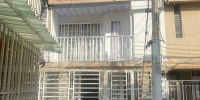 Arriendo casa de dos pisos, primer piso consta de sala comedor, cocina, zona de oficios, baño de visitas, ante jardín, segundo piso 3 habitaciones 2 baños. casa fresca e iluminada en un sector seguro, cerca a estación del mío y supermercados como comfandi.