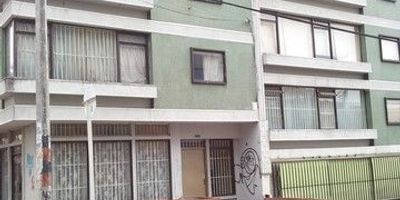 Apartamento arriendo san luis, muy bien ubicado, cerca de la cr 23, cl 57, cl 63, av.cr 30, av caracas con buenas vias de acceso y trasporte, ubicado en edificio en cuarto piso, apartamento de 2 habitaciones, sala comedor amplia y bastante iluminada, cocina semi integral, 2 baños, cuarto de servicio, pisos en cerámica, cuenta con garaje para moto. -haz tu estudio digital en minutos, arrienda con nosotros.