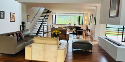 Hermosa casa duplex para arriendo en el alto de las Palmas, la casa cuenta con espacios amplios, comodos e iluminados, cuenta con 3 habitaciones mas alcoba de servicio, 5 banos, sala, comedor, cocina integral, terraza, zona de ropas, areas verdes, un lote de 2700mts, 2 parqueaderos cubiertos y 6 al aire libre, se encuentra cerca a supermercados, restaurantes y vias principales.