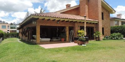 Oportunidad unica en Llano Grande!

 hermosa casa de dos niveles, unidad cerrada, con excelentes acabados y amplios espacios.
Caracteristicas:
4 alcobas, mas alcoba de servicio
4 banos completos + 1 bano social
Jacuzzi en la habitacion principal
2 parqueaderos cubiertos + 6 descubiertos
Cuarto util
Chimenea
Calentador
4 closet + 1 de linos
 zona de ropa
Estudio
Biblioteca
Cocina integral

La unidad cuenta con:

Porteria de 24 horas
Alarma comunitaria
facil acceso a vias principales ,aeropuerto ,,centro comerciales 

No pierdas esta oportunidad de vivir en uno de los sectores mas exclusivos de Llano Grande. Contactanos para obtener mas informacion y agendar una visita!