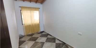 CÓDIGO VTA: 2297

Comedor, salón comedor, 5 alcobas, 2 closets, cocina integral, alacenas, red de gas, lavadero, zona ropas, balcón, piso clase cerámica, obra blanca, 1 baños, 1 lavamanos, calentador a gas, parqueadero.

MAYOR INFO: 311 3391157

Área 110 mts aprx

Estrato 3

Puntos de referencia: Escuela Republica de Cuba / I.E. La Esperanza
