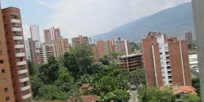 Cómodo aparta estudio ubicado en el barrio Pilarica, cerca al C.C La Florida, al ITM y al Pascual Bravo. Sector residencial muy tranquilo. En edificio con portería, ascensor, terraza con vista panorámica, solárium, turco, jacuzzi, y zona BBQ. Aparta estudio con 39m, una alcoba con closet, un baño completo con cabina de vidrio, salón comedor, cocineta abierta, zona de ropas y balcón. Acabados modernos, espacios con muy buena ventilación y luz natural.