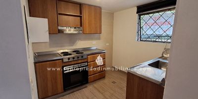 Apartamento en arriendo, Usaquén, Santa Paula.

Este acogedor apartamento se destaca por su excelente ubicación, a pocos pasos del Parque de la 93 y con acceso inmediato a la Autopista Norte, la Calle 100 y la Carrera 15, lo que facilita la movilidad hacia cualquier punto de la ciudad. Con un área de 50 m², ofrece una habitación con Vestier, un baño completo, sala comedor amplia y luminosa, cocina integral eléctrica, calentador eléctrico y puerta con chapa de seguridad. No está amoblado. El edificio cuenta con ascensor, video portero, citófono y circuito cerrado de televisión, lo que brinda seguridad y tranquilidad. Ideal para quienes buscan confort, practicidad y cercanía a zonas comerciales y de entretenimiento. ¡Contáctanos y agenda tu visita hoy mismo!
