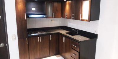 Moderno inmueble en Conquistadores para arriendo, ubicado estrategicamente cerca a Parques del Rio y con facil acceso a la Autopista Sur. Espacios amplios, iluminados y ventilados, ideales para vivir con comodidad y tranquilidad. Zona residencial segura, con cercania a zonas verdes, transporte publico, restaurantes y servicios. Excelente oportunidad para disfrutar una ubicacion privilegiada!