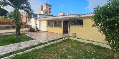 Descubre esta encantadora casa ubicada en el barrio los Jobos. Con 3 habitaciones y 2 baños, ofrece un espacio acogedor y funcional para toda la familia. Con 150 metros cuadrados, cada rincón ha sido cuidadosamente diseñado para brindar comodidad y estilo. Los 2 parqueaderos garantizan la conveniencia que buscas en tu día a día. No pierdas la oportunidad de hacer de este lugar tu nuevo hogar. ¡Contáctanos para más información!