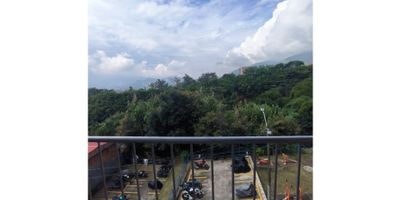 Apartamento en Venta en el sector de La Estrella, este apartamento en obra gris, ubicado en la tranquila y valorizada zona de La Estrella, Antioquia, es ideal para quienes buscan un lugar para personalizar a su gusto. Con una amplia área construida y privada de 62.5 M2, ofrece el espacio perfecto para que puedas diseñar el hogar que siempre has soñado.

Cuenta con 3 alcobas y 1 baño, y espacio para un baño adicional, lo que lo hace perfecto para familias pequeñas o parejas que desean un espacio cómodo y acogedor. Además, disfrutarás de un balcón con una vista increíble, ideal para relajarte con una taza de café o compartir momentos especiales.

El edificio ofrece características externas que aseguran tu comodidad, como un acceso pavimentado y un ascensor. Además, estarás cerca de centros comerciales, zonas urbanas, colegios y universidades, con fácil acceso a tiendas, restaurantes y servicios.

Este apartamento en obra gris te brinda la oportunidad de crear el hogar perfecto en una ubicación privilegiada. ¡No dejes pasar esta oportunidad y contáctanos para conocer más detalles y agendar una visita!
