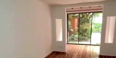 ¡Descubre tu nuevo comienzo en Villa del Sol!  
Una propiedad en condominio que combina comodidad, seguridad y calidad de vida en una de las zonas más tranquilas del sur de Cali.

Espacios bien distribuidos, zonas comunes para compartir en familia y una comunidad que te hará sentir en casa desde el primer día. ¡Ideal para quienes buscan crecer, invertir o simplemente vivir mejor!

¿La mejor parte? Aquí no solo compras una propiedad… inviertes en bienestar, tranquilidad y un futuro brillante para ti y los tuyos.

¡Agenda tu visita y enamórate de tu nuevo hogar!