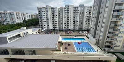 Apartamento de 68 m² ubicado en un octavo piso, con excelente distribución que incluye 2 alcobas, 2 baños, estudio abierto ideal para home office, balcón con buena vista, y cocina integral cerrada que se entrega con gabinete inferior bajo el mesón. Cuenta además con depósito, ofreciendo espacio adicional de almacenamiento. Canon de arrendamiento: $2.700.000, con administración incluida.