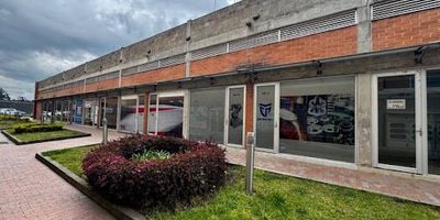 Local en venta en Mosquera, Cundinamarca, ubicado estratégicamente en el Parque Industrial San Jorge. Este espacio comercial de 56 m² cuenta con un baño y un práctico mezzanine, ideal para optimizar su distribución. Ofrece un parqueadero privado y cuenta con servicio de vigilancia para mayor seguridad. El inmueble tiene una antigüedad de 8 años, lo que garantiza una construcción consolidada. Es una excelente oportunidad para establecer su negocio en una zona de constante desarrollo en Mosquera. Contáctenos para más detalles o agendar una visita a través de WhatsApp, ver teléfonos o solicitar que lo contacten.