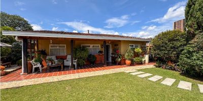 Descubre esta espectacular propiedad ubicada en uno de los sectores más tranquilos y exclusivos de San Joaquín. Construida sobre un lote de 606 m² con 337 m² de área construida, esta casa combina amplitud, comodidad y un diseño funcional ideal para disfrutar en familia.

La casa principal cuenta con:

3 amplias habitaciones (2 con baño privado, todas con clóset),Habitación principal con vestier,Cómoda zona de ropas,Cuarto útil para almacenamiento,Espaciosa bodega,Parqueadero para 3 vehículos

Además, la propiedad incluye un apartamento independiente con baño, cocineta y vestier, perfecto para huéspedes o renta adicional.

Una excelente oportunidad para quienes buscan confort, independencia y valorización en una zona privilegiada de Rionegro.
