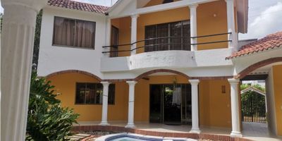 Si sueñas con un lugar para desconectarte, respirar aire puro y disfrutar con familia o amigos, esta casa es justo lo que buscas.

Detalles del inmueble:


 Lote: aproximadamente 1.003 m² rodeados de naturaleza.
 Construcción: cerca de 250 m² en dos niveles, con amplios ventanales y excelente iluminación.
 Distribución: 5 habitaciones, 4 baños, sala comedor, cocina funcional y patio de ropas.
 Zona de entretenimiento privada: BBQ, kiosco, ducha exterior, piscina de 40 m² y jacuzzi.
 Jardín vivo: árboles frutales y plantas ornamentales que llenan el ambiente de vida y color.
 Parqueadero incluido.


Zonas comunes del condominio:


 Piscina comunal
 Canchas de tenis, voleibol y baloncesto
 Capilla y senderos naturales


 
