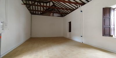 Se arrienda local en Rionegro, con excelente ubicacion, a pocos pasos del parque principal.
Ideal para oficinas, consultorios, librerias o cafes, ubicado en un entorno tranquilo y armonioso, con excelentes terminaciones y facil acceso peatonal y vehicular. Perfecto para  negocios que buscan un espacio con buena visibilidad y ambiente profesional.
Agenda tu cita hoy mismo!