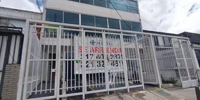Se arrienda local comercial de 260 m² en el barrio Salitre Greco, localidad de Teusaquillo, estrato 4. El espacio cuenta con cocina sencilla, 2 baños comunales, depósito, pisos en cerámica y vidrios anti ruido. Ideal para diferentes tipos de negocio (excepto bar), con buenos acabados y excelente altura interna. Su ubicación es privilegiada, sobre la Carrera 68, cerca de la Calle 26, en una vía principal de alta afluencia y fácil acceso a centros comerciales, la Terminal de Transporte, el Aeropuerto El Dorado, universidades y colegios públicos. Además, cuenta con cercanía a rutas de Transmilenio y SITP y cómodas vías de acceso como la Av. Carrera 68, Av. Calle 26 y Calle 53. para más información comuníquese con el ejecutivo comercial José Rodríguez al celular o whatsapp 3174032872, a su correo electrónico jose.rodriguezinmobiliariasaliadas.com