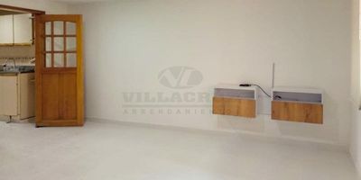 Te presentamos esta espaciosa casa ubicada en el sector de Florida Nueva. La propiedad cuenta con un área de 95 mts² aproximadamente. Ofrece una confortable sala comedor, tres alcobas y tres clósets. La cocina integral se complementa con tres baños y tres lavamanos. Además, incluye un patio, zona de ropas, y elegantes pisos en cerámica. Para tu tranquilidad, dispone de un parqueadero cubierto sencillo.