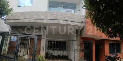 Confortable casa ubicada en el tradicional barrio Vélez, a pocos pasos del Colegio Vélez, cerca de la Carrera 100 y el Éxito, una zona tranquila y con excelente acceso a transporte, comercio y servicios.

La vivienda cuenta con:

3 habitaciones con clóset y acometidas para aire acondicionado.

Habitación principal con baño privado.

Sala y comedor amplios, ideales para disfrutar en familia.

Cocina integral moderna y funcional.

Baño social completo.

Patio de ropas con excelente ventilación.