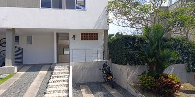 Hermosa casa campestre semiindependiente de dos niveles en condominio al noroccidente de Jamundí, con un área privada de 106 m² y 150 m² de lote, consta de sala comedor, estudio, 2 alcobas, una de ellas con closet, alcoba principal con baño y vestier, baño de alcobas, baño social, 3 baños en total, cocina integral a gas de pipa, zona de oficios con instalación de lavadora, garaje descubierto para dos vehículos y patio amplio, la casa solo comparte un muro con la casa contigua.