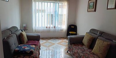 Venta casa en La Enea de dos pisos, con lote regular, muy buena iluminación natural y excelente vista. Consta de 4 alcobas, tres de ellas con clóset y una con balcón, 2 baños uno completo y el otro social, sala, comedor, cocina sencilla con muebles superiores e inferiores, gas natural, patio y garaje. La casa se encuentra sobre una calle amplia y de fácil acceso. Su ubicación es estratégica, cerca a la Casa Roja, supermercados, ferreterías, panaderías, colegios y al transporte público. Para mayor información nos puedes contactar vía telefónica o vía WhatsApp al 3148014286.