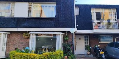 Se arrienda casa de dos niveles de 190 m² en el exclusivo barrio Nuevo Country, estrato 5. Con espacios amplios y excelente iluminación, cuenta con 4 alcobas con closet, sala y comedor independientes, estudio, cocina integral a gas, tres baños, chimenea, cuarto de servicio, zona de ropas, balcón, depósito y garaje sencillo semicubierto. Pisos en cerámica y acabados en perfecto estado. Ubicada en una zona residencial y comercial, cerca de Éxito Wow Country, Carulla 140, Club Country, Centro Comercial Palatino, Universidad El Bosque y Clínica del Bosque, con zona infantil, parqueadero para visitantes y vista panorámica. Excelente conectividad por vías principales como la Cra. 13, Cra. 15, Cra. 19, Cra. 9, Calle 134 y Calle 140. Para mayor información comuníquese con el ejecutivo comercial Daniel Rodrigues al 315 670 5010 o al correo daniel.rodriguez@inmobiliariasaliadas.com