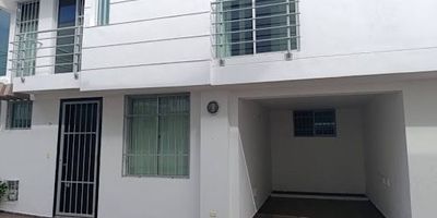 Vive con estilo y confort en esta hermosa casa dúplex moderna ubicada en un exclusivo conjunto cerrado en Bellavista. Su diseño con acabados claros brinda amplitud, luminosidad y elegancia en cada espacio. Cuenta con parqueadero privado, y está estratégicamente ubicada cerca de supermercados, colegios y universidades, ideal para familias que buscan tranquilidad y accesibilidad.
✨ ¡Tu nuevo hogar te espera en una de las zonas más deseadas de la ciudad!