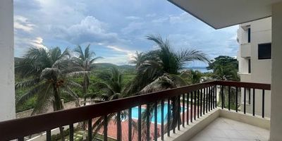 Apartamento en arriendo con vista panorámica al mar, ubicado cerca a Kilymamdiaro, Puerto Colombia. Con 122 m², cuenta con 3 habitaciones (principal con baño privado), baño auxiliar, cocina integral cerrada con despensa, zona de labores, habitación y baño de servicio, y dos balcones con vista y brisa. Incluye 2 parqueaderos privados. El conjunto ofrece piscina, zona infantil, BBQ, más de 7.000 m² de zonas verdes, ascensor y vigilancia 24/7. Ideal para quienes buscan confort, ubicación y paisajes únicos.