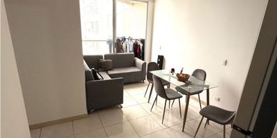  CODIGO 9428FR683 Te presentamos una excelente oportunidad de inversión en la hermosa ciudad de Cartagena de Indias, en el departamento de Bolívar. Se trata de un apartamento en venta con una ubicación privilegiada, en una zona de gran crecimiento y desarrollo. Con una superficie total de 52 M2, este inmueble se encuentra en una zona que cuenta con todos los servicios necesarios para una vida cómoda y placentera.

El apartamento consta de 2 alcobas y 2 baños, lo que lo convierte en una opción ideal para parejas jóvenes, familias pequeñas o como inversión para alquiler a corto plazo. Además, se destaca por contar con 52 M2 tanto de área terreno como construida y de área privada, lo que garantiza un espacio amplio y bien distribuido.

En su interior, el apartamento ofrece todas las comodidades necesarias para una vida moderna y confortable. Cuenta con servicios de agua, electricidad y gas domiciliario, permitiendo un uso eficiente y seguro. Asimismo, se destaca por sus características internas como baño en la habitación principal, cocina integral y zona de lavandería, brindando una mayor privacidad y comodidad.

Pero las ventajas de este inmueble no se limitan a su interior, ya que también cuenta con una amplia gama de características externas que prometen una vida llena de comodidades y entretenimiento. La zona social, el ascensor y la piscina son ideales para relajarse y compartir momentos con familiares y amigos. También encontrarás zonas deportivas y un área de barbacoa para disfrutar al aire libre. Además, su ubicación sobre una vía principal te garantiza una fácil conectividad con el resto de la ciudad.

No dejes pasar esta oportunidad única de adquirir un apartamento en una de las ciudades más turísticas del país. Contáctanos hoy mismo y programa una visita, estamos seguros de que junto a este apartamento encontrarás tu lugar ideal para vivir o invertir en Cartagena de Indias.
