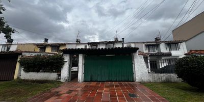 Casa exterior de tres niveles, Primer Nivel, sala, estudio, comedor independiente, cocina, zona de ropas, deposito, una alcoba, baño social, alcoba y baño del servicio, patio con BBQ, Segundo Nivel, Estar de alcobas, alcoba principal con baño, Tercer Nivel, Closet de linos, dos alcobas, un baño, deposito, La casa tiene dos garajes