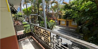 Casa en alquiler en Envigado amplia de 166 mts cuanta con 4 alcobas y una alcoba de servicio, 2 baños, estudio, cocina semi-integral, sala comedor y una terrza de 150 mts.

Queda a 3 cuadras del parque principal de Envigado, cerca a colegios y parques ideal para vivir cerca a todo lo necesario. Codigo Inmobiliaro 9339723
