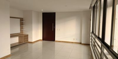 Bonito apartamento con 100 mtrs cuenta con 3 habitaciones (cada una con closet), 2 baños, cocina integral con red de gas, zona de ropas. sala comedor, parqueadero doble lineal, cuarto util con un valor de arriendo $4.000.000