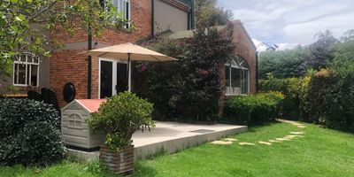 Codigo 19376. ¡Vive la tranquilidad y el encanto de la vida campestre en esta espectacular casa ubicada en la exclusiva vereda Tiquiza, al norte de Chía! Construida sobre un amplio lote de 900 m² y con 227 m² de área edificada, esta propiedad combina el confort moderno con la calidez del campo. En el primer nivel disfrutarás de una acogedora sala con chimenea, comedor independiente, cocina cerrada, zona de lavandería, estudio y una habitación con baño. Su hermoso jardín rodeado de naturaleza es ideal para compartir momentos inolvidables al aire libre. En el segundo nivel se encuentran tres amplias alcobas, dos baños, hall de alcobas y una habitación principal con baño privado, walking closet y terraza con vista panorámica. Con parqueadero para cuatro vehículos, depósito y excelentes acabados en madera, cerámica y porcelanato, esta casa ofrece un ambiente cálido, funcional y lleno de armonía. ¡Una joya campestre a pocos minutos del centro de Chía, perfecta para quienes buscan paz, espacio y calidad de vida!