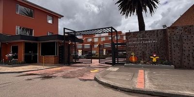 [VEN] ID HOUM: 160372

En Houm te ayudamos de forma fácil y segura. Los beneficios de comprar con nosotros:
    • Te ayudamos a conseguir financiamiento a través de una asesoría personalizada
    • Mediación y seguimiento de todo el proceso
    • Ponemos a tu disposición profesionales en notariado, registro y asesoría jurídica
¡Solo te preocupas de las firmas!

Casa en venta, ubicada en el barrio Vereda La Balsa, con una superficie construida de 214.00 m² y superficie total de 214.00 m². 

Sus principales características son:

    • 4 dormitorios
    • 4 baños
    • Admite mascotas
    • 2 parqueaderos
    • Año de construcción: 2010
    • Bodega
            
Además, el inmueble cuenta con las siguientes amenidades:

    • Salón de eventos
    • Vigilancia 24 hrs
    • Zona de juegos

Si compras con nosotros, te brindamos asesoría personalizada durante todo el proceso.
Más que una inmobiliaria, somos Houm.
*Aplican T&C