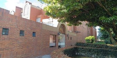 Apartamento arriendo suba santa helena, muy bien ubicado cerca de la Av. Villas, cerca de Av. Boyaca, centro comercial la colina campestre, en sector tranquilo, conjunto cerrado que cuenta con vigilancia las 24 horas, Salon de squash, Salon comunal, apartamento en primer piso con excelente iluminación distribuido en sala comedor con chimenea, Cocina integral cerrada, Zona de lavandería, Calentador a gas natural, 2 habitaciones con closet, la principal con baño privado, baño social, estudio, pisos laminados, cuenta con garaje propio, haz tu estudio digital en minutos, arrienda con nosotros. DISPONIBLE A PARTIR DEL 10 DE DICIEMBRE.