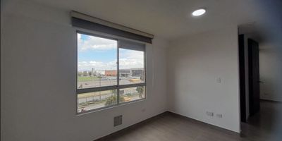 Acogedor apartamento remodelado, ubicado en el barrio El Vergel Oriental, dentro del conjunto residencial Castilla Urbana. Con espacios funcionales y buena iluminación natural, es ideal para parejas, profesionales o pequeños grupos familiares que buscan confort y seguridad en un entorno tranquilo y bien ubicado.

Características principales
Área construida: 40 m² // 2 habitaciones // 1 baño // Piso: 5 // Estrato: 3 // Ascensor: 1 // Cocina integral // Sala de estar // Piso de cerámica en área social y habitaciones // Gas natural // Vista exterior // Sin balcón ni terraza // Garaje comunal // Depósito: no // Aire acondicionado o calefacción: no // Inmueble remodelado.
