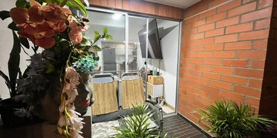 Se vende moderno apartamento ubicado en una unidad nueva, con excelentes acabados y en un sector de alta valorización.
Este inmueble, ubicado en primer piso, es ideal para quienes disfrutan de tener jardín y espacios al aire libre.

Área 65 m2 mas 8 m2 de terraza de uso exclusivo

Distribución

Cocina integral moderna

Zona de ropas independiente

Baño social

Sala comedor amplia e iluminada

Balcón con acceso al jardín

Dos habitaciones auxiliares

Habitación principal con baño privado

Parqueadero cubierto

Zonas comunes
Piscina para adultos y niños, salón social, gimnasio y juegos infantiles.