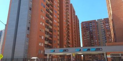 Magnifico Apartamento en el barrio Fontibón Puente Grande de 51 metros en un piso 13, ubicado dos calles de la Avenida Calle Trece y a pocas calles de la Avenida Carrera 128, el apartamentocuenta con espacios muy amplios como sala-comedor, balcón, tres alcobas dos con closet, cocina integral abierta, dos baños, piso laminado, garaje comunal. El edificio cuenta con Piscina, salón de reuniones,salón de juegos zona para BBQ y zona para niños. Cualquier información adicional contáctenos al número 3176478842 o al correo electrónico david.vargasinmobiliariabogota.com El equipo de Inmobiliaria Bogotá está comprometido abrindar una experiencia de vida excepcional para nuestros clientes desde el momento en que se unen a nuestra comunidad. 