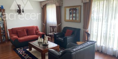 Casa comercial para arriendo en el sector de Pontovedra, la casa cuenta con espacios comodos, amplios e iluminados, cuenta con 4 habitaciones, mas alcoba de servicio, 4 closet, 2 banos, mas bano de servicio, 1 vestier, 1 sala comedor, cocina integral, zona de ropas y 3 parqueaderos, se encuentra cerca a supermercados, restaurantes, colegios y vias principales.
