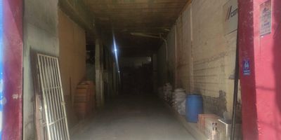 Bodega para arriendo en el sector de Bello, la bodega se encuentra en primer piso, cuenta con 1 bano, mezzanine, sotano, piso reforzado, 5 metros de altura y puerta camion, la bodega se encuentra cerca a la choza de Marco Fidel Suarez, exito de Bello, restaurantes, supermercados y entidades bancarias, permitiendote estar cerca de todo lo que necesitas