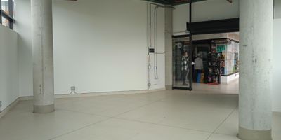 Local ubicado en zona comercial, en el sector Cimarronas Rionegro Antioquia es una zona residencial, comercial y de servicios cerca a transporte publico, colegio, universidad, centro comercial, parroquia, clinica u hospital, supermercado, gimnasio, restaurante, entidad bancaria, facil acceso a vias principales. Este sector estrategico es transitado por un alto flujo peatonal y vehicular. El inmueble cuenta con una excelente distribucion de los espacios, buena iluminacion y ventilacion, ideal para el crecimiento de la empresa.
