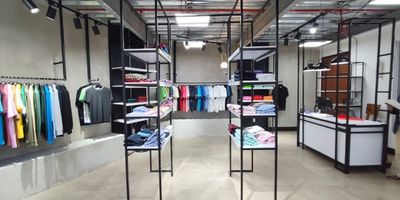 Oficina en venta en Pereira, Risaralda, situada en el Barrio Pinares de San Martín. Cuenta con 50 m² de área, un baño y un parqueadero, ideal para su actividad profesional. El inmueble, con 8 años de antigüedad, dispone de servicio de vigilancia, ofreciendo un entorno seguro. Disponible para venta por $310.000.000 o arriendo por $2.600.000. Para conocer esta oficina, contáctenos para más detalles o agendar una visita. Opciones de WhatsApp, quiero que me contacten y ver teléfonos disponibles.