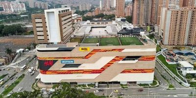 Local Comercial con excelente vitrina en Centro Comercial de crecimiento y proyeccion del municipio de Bello, con un impacto muy positivo para el desarrollo economico y social, ofreciendo una experiencia de entretenimiento, servicios, marcas comerciales nacionales e internacionales que le apuestan a la region. En ubicacion estrategica con acceso a variedad de rutas de transporte, ademas de oferta en servicios a los visitantes.