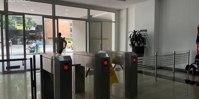 OFICINA CON SISTEMA DE SEGURIDAD, CERCA AL AEROPUERTO Y A LA TERMINAL DEL SUR EN MEDELLIN