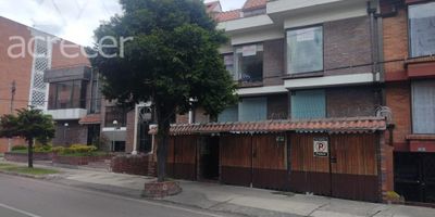 Apartamento para arriendo en el sector de puente largo, el apartamento cuenta con espacios amplios, comodos y acogedores, es de 3 niveles y cuenta con 4 habitaciones, 4 closet, 2 banos mas bano de servicio, sala comedor, cocina integral, 2 terrazas, zona de ropas, chimenea, 2 garajes y 1 cuarto util, se encuentra cerca a supermercados, restaurantes, colegios y vias principales.