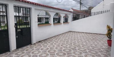 CASA COMERCIAL ubicada en en la zona SAN NICOLAS  un sector residencial,comercial, de servicios cerca a transporte publico Rutas del Sitp 465A, T62, 722, Trasmilenio Cl 116, Seguros del estado, clinica Sanitas, Clinica del dolor, supermercado olimpica, variedad en restaurantes, entidad bancaria Bancolombia, BBVA, facil acceso a vias principales. Este sector estrategico es transitado por un alto flujo peatonal y vehicular. El inmueble cuenta con una excelente distribucion de los espacios, buena iluminacion y ventilacion, ideal para el crecimiento de la empresa.