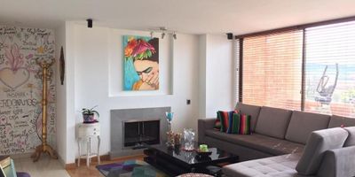 Bonito apartamento en Gratamira, piso 2, espectacular vista, exterior, con bastante iluminacion natural, sala comedor independientes con chimenea, balcon grande en la sala y balcon mediano en el comedor, tres alcobas, estar de alcobas, estudio, bano social, cocina integral cerrada, zonas de ropas independiente, pisos son en laminado, cuatro garajes independientes y un deposito. El conjunto tiene parque para ninos, zonas verdes, piscina, sauna, turco, gimnasio. sector comercial