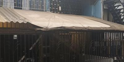 Casa en Venta de 2 Niveles en ingreso por escalas en el sector de Pedregal cercano a la Sede del SENA y la estacion Metrocable con acceso a variedad de rutas de transporte y variedad de opciones en establecimientos de comercio y de educacion. En el primer nivel cuenta con espacio amplio de salon comedor, alcoba principal con bano privado, 2 alcobas auxiliares con closet opcional de hacer cerramiento para la tercera, cocina integral, 1 bano social completo; en el segundo nivel cuenta con espacio de zona de ropas, 1 alcoba, 1 bano completo. Espacios amplios e iluminados.